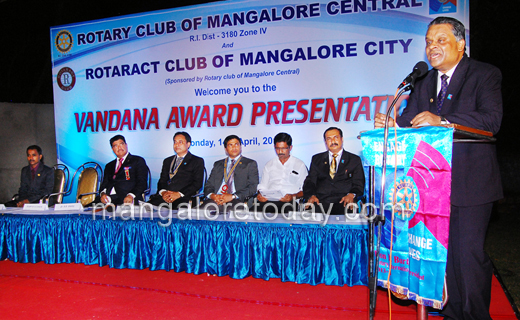 Vandana Award conferred on Dr.B.R.Shetty